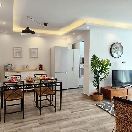 Sea View Apartment In Benalmadena Bagian luar foto