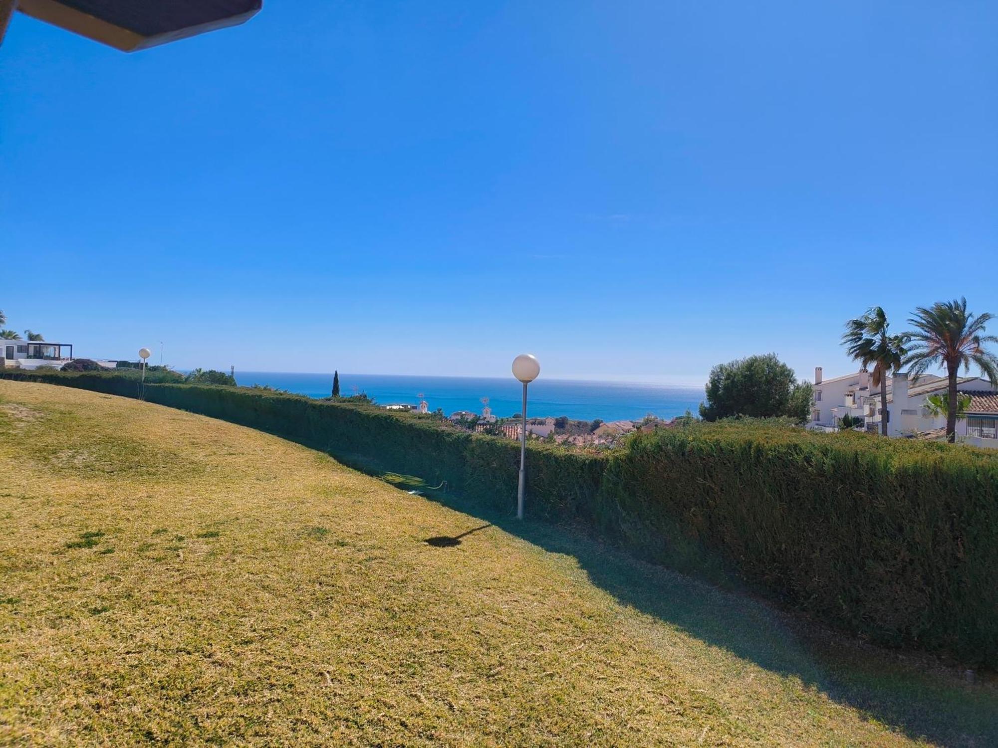 Sea View Apartment In Benalmadena Bagian luar foto